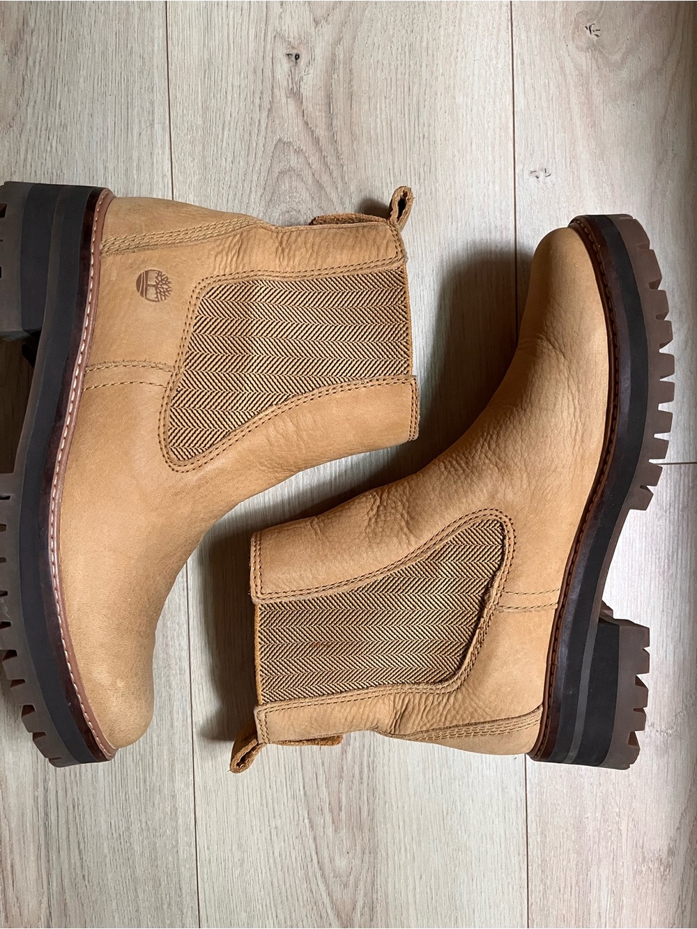 Timberland Women's Courmayeur Valley Chelsea Boots